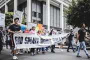 「小さな股間への差別をなくそう」必死の抗議デモがアメリカで勃発ｗｗｗｗｗ