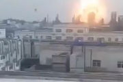 リアルに恐ろしすぎる。中国で化学工場の爆発を遠く離れたビルで目撃した直後・・・。海外の反応