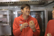 海外「大谷最高！なんてクールなんだ！」大谷翔平選手たちがスタジアムグルメを試食（海外の反応）
