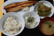 外国人「これが日本の刑務所で普通に出てくる食事らしい」