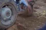 海外「犬の喧嘩を止めようとして高速回転する男((( ；゜Д゜))」