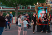 いたずら好きなジョニーデップがディズニーランドでサプライズ！  海外の反応