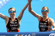 トライアスロンの東京五輪予選で1位と2位の英選手が手をつないでゴールして失格に(海外の反応)