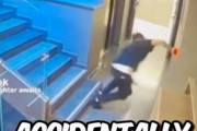 階段を踏み外した男性…その先にある「非常ボタン」を押してしまう