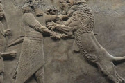 古代メソポタミア王の像が「ピザを受け取りながら猫を逃がさないようにしている」ように見えるとき