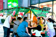 外国人「屋台は準備や撤収で大変だろうけどこれからも頑張って欲しいね」仲良し夫婦が営む福岡の屋台がめっちゃ楽しそう！！