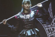 旗を槍のように投げるSu-METAL　【海外の反応】