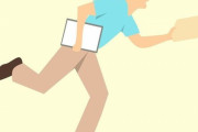 靴底の減り方がすさまじい…毎日18kmも歩く郵便配達員