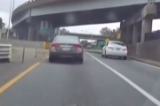 よくこれでそんなに怒れますね！強引な車線変更での追突事故。海外の反応