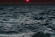 海外「凄いショットだ！」神戸の海で撮影された赤い夕日がまるで世界の終末みたい　海外の反応　