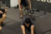 「腹筋ローラー中の友人にこんなイタズラをしてみた…」