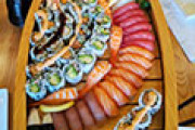 「日本にもあるかな？」巨大な舟盛り寿司を食べた外国人 海外の反応