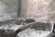 これは果たして雹なのか！？巨大な雹と黒い落下物が車に降り注ぐ地獄絵図