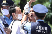 韓国人「日本の国民性は後進国レベルですね‥」日本右翼団体が「バカヤロー」と言いながら、韓国人記者に飛び掛かってしまう姿をご覧ください　韓国の反応