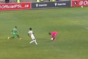 「半分まで来てるw」南ア1部でGKがエリア外ハンド即退場！ピッチのラグビー線に惑わされた説にツッコミ殺到の憶測も【海外の反応】