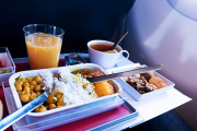 中国の航空会社が機内食にドッグフード？ビジネスクラスのメニューに書かれていて乗客困惑