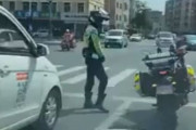 こんな華麗にバイクに乗る人は見たことがない…撮影者が吹き出すほどの動き