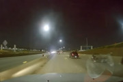 ハイウェイを走るピックアップトラックからトレーラーが脱落！