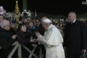 ローマ教皇が信者を引っ叩く様子がテレビに(海外の反応)