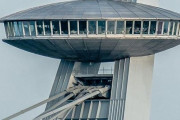 外国人「社会主義時代に作られた恐ろしい建物を見せていく！」