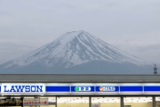 海外「コンビニなしで日本は語れないよな」外国人が撮影した富士山とローソンの写真が話題に