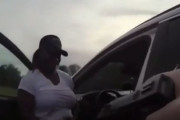 海外「警察の指示に従わず、やってもいない万引容疑でテーザーを撃たれるアメリカ人女性」