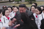 海外「金正恩と会った北朝鮮人女性の模範的反応」