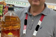 外国人記者さん、日本の4リットルのウイスキーペットボトルに唖然とするｗｗｗｗ