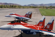 ロシアの戦闘機「MiG-29」のラジコン飛行機が空を飛び、垂直ホバリングする動画がカッコいい！！