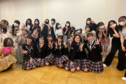 【海外】BABYMETAL、さくら学院卒業生との最後の集合写真でメンバーが行方不明に