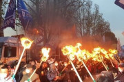 【火病】韓国人「韓国デモ隊が米国大使館を靴を投げ込み、火の付いたたいまつを持って行進‥警察が消火器で強制鎮圧　韓国の反応