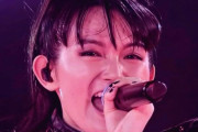 BABYMETALの武道館のギミチョコ　“最後のコーラスで2人一緒に歌ってる！”　【海外の反応】