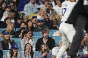 大谷翔平を惚れ惚れと見つめる女性ファンたちの写真が話題に【海外の反応】