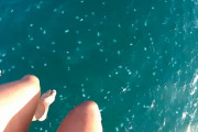 パラセーリング中、海の中に大量のクラゲがいる事に気づいた男性二人…高度もどんどん下がり大慌て！