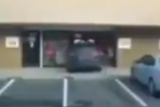 人の不幸を笑ってはいけない。目の前の車が店に突っ込んだと思ったらその後・・・。海外の反応
