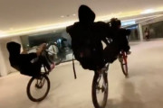 海外「大坂のショッピングモールに自転車で爆走する集団が現れ、日本人が激怒しているぞ」