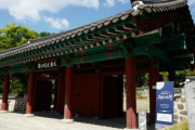 韓国人「韓国の有形文化財に車が衝突…建物倒壊の決定的瞬間をご覧ください」