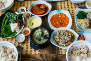 台湾人「拾ってきた具材かな？」台湾の140元バイキングがこちらｗｗｗ【台湾の反応】