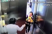 喉に食べ物が詰まってしまった女の子の命をエレベーター内で救うドクター。命の明暗を分ける数十秒