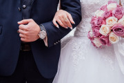 元カノ軍団が結婚式場に集結。新郎の前で抗議デモ「私たちはあなたの式を破壊します」