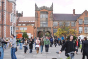外国人「22歳から大学に通い始めるのって遅すぎると思う？」