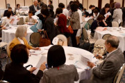 【海外の反応】日本の若者たち、デートができず親が代わりにする　海外の反応「企業の奴隷制が問題、経済状況と密接な相関関係がある」