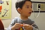 耳の不自由な少年が初めて音を聴いた時の反応にSNSユーザーら、画面が涙で見えなくなる
