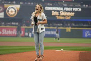 【海外の反応】マリナーズの始球式にイチローが衝突したあの女性が登場【イチローガール】