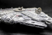 「医療機器のカバーの裏に小さなミレニアムファルコンを見つけた…」