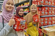 東南アジア人「韓国ラーメンが美味しい！」現地で韓国ラーメンが大人気で価格が３倍高くてもバカ売れ！日清がパクリ製品を出す程　韓国の反応