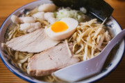 海外「野菜が多いから健康的なのかも！？」秋葉原の「野郎ラーメン」、デカ盛ラーメンに挑戦してみた！ 海外の反応