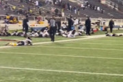 海外「アメリカの高校アメフトの試合中に4人が撃たれたようだ」