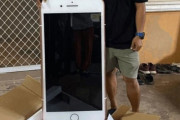 通販でiPhoneを注文したら、iPhoneそっくりの巨大テーブルだった件