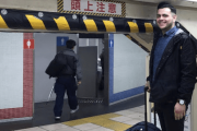 海外「初めての日本旅行なんだけど、ヘルメットが役に立ちそうだ」日本に来てすぐに洗礼を受けてしまう外国人の写真ｗｗｗ